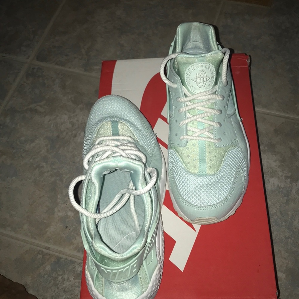 Nike air huarache tennis shoe